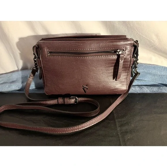 Simply Vera Vera Wang Burgundy Embossed Crossbody Bag Chain Strap Zip Pockets - Picture 2 of 6